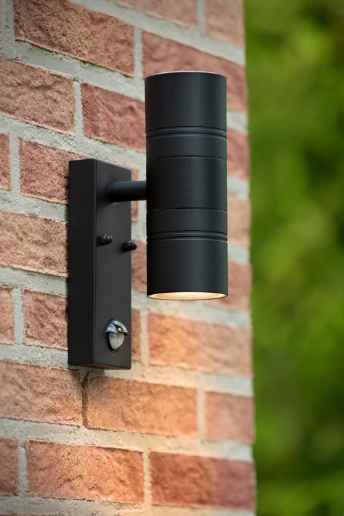 Lucide ARNE-LED IR - Wandspot / Wandlamp Binnen/Buiten - Ø 6,3 cm - LED - GU10 - 2x5W 2700K - IP44 - Beweging & dag/nacht sensor - Zwart - sfeer 2